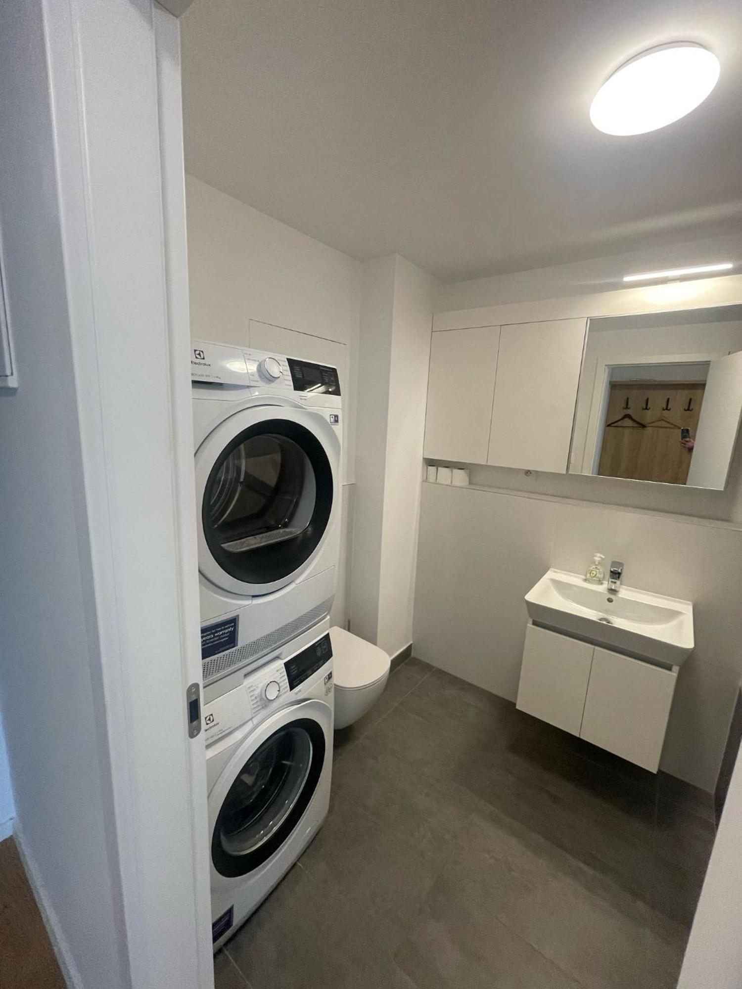 New Downtown Apartment Couple Minute From The Old Town Братислава Екстериор снимка