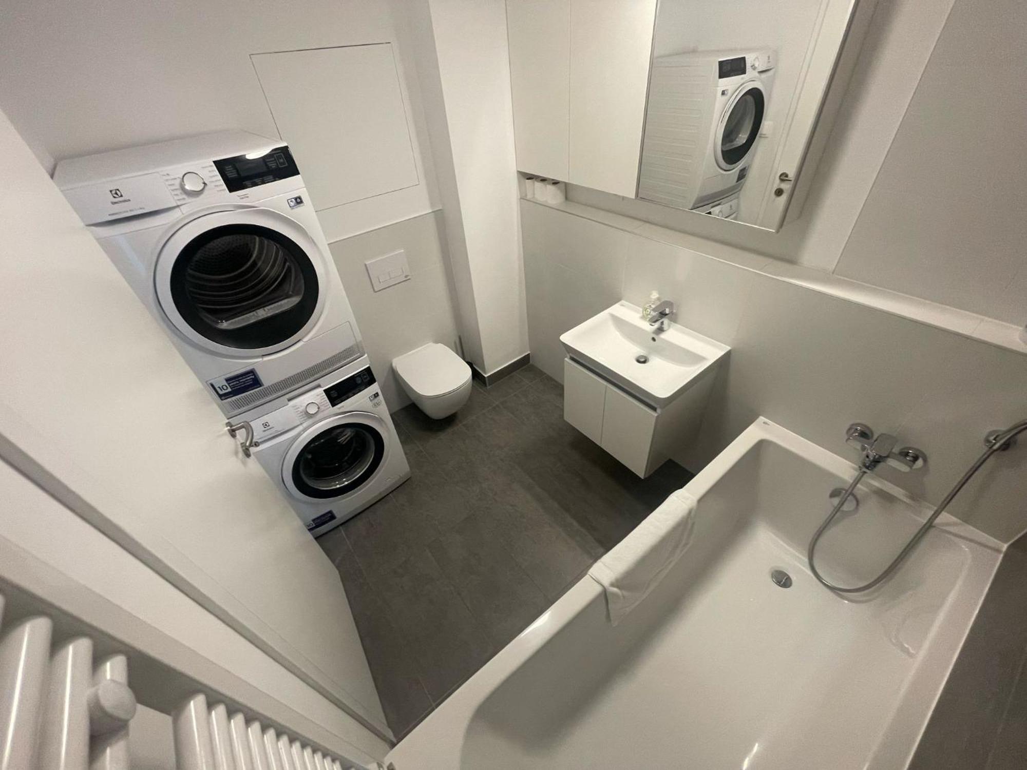 New Downtown Apartment Couple Minute From The Old Town Братислава Екстериор снимка